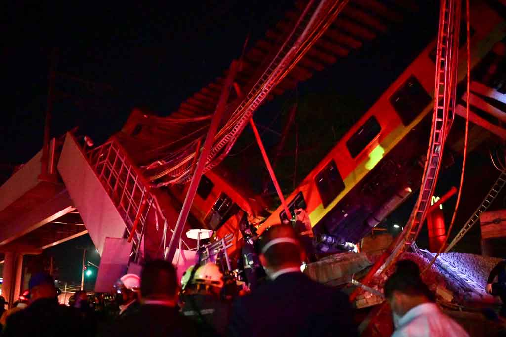 Petugas penyelamat berada di lokasi kecelakaan kereta metro setelah jembatan layang untuk metro runtuh sebagian di Mexico City pada Senin, 3 Mei 2021 waktu setempat.
