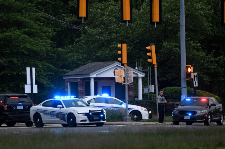 Mobil polisi berjaga di gerbang markas CIA setelah upaya intrusi pada hari sebelumnya di Langley, Virginia.