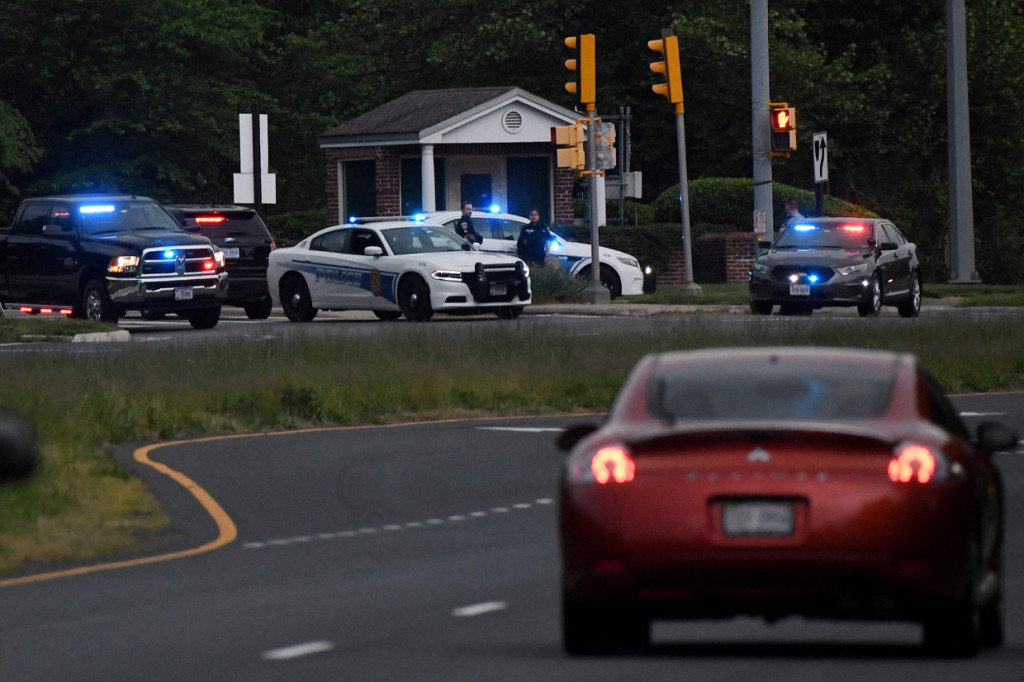 Agen Biro Investigasi Federal (FBI) menembak satu orang yang membawa senjata api setelah terjadi pengepungan selama beberapa jam di gerbang masuk markas besar Badan Intelijen Pusat (CIA) di Amerika Serikat (AS), pada Senin, 3 Mei 2021, waktu setempat.