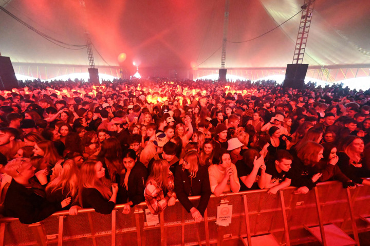 Uji coba tersebut dihadiri sekitar 5 ribu orang, mereka semua tidak memakai masker dan tidak menjaga jarak. 