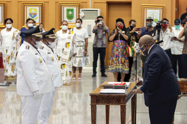 Wakil Gubernur Papua Klemen Tinal (kanan) melantik Bupati Yahukimo, Didimus Yahuli (kiri) dan Wakil Bupati Yahukimo, Esau Miram, (kanan) di Kementerian Dalam Negri, Jakarta.
