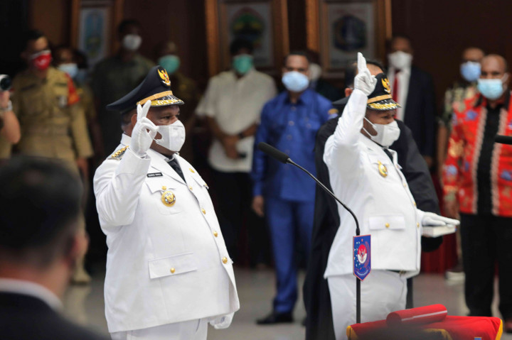 Bupati Yahukimo, Didimus Yahuli dan Wakil Bupati Yahukimo, Esau Miram melakukan sumpah jabatan saat dilantik oleh Gubernur Papua Klemen Tinal di Kementerian Dalam Negri, Jakarta.