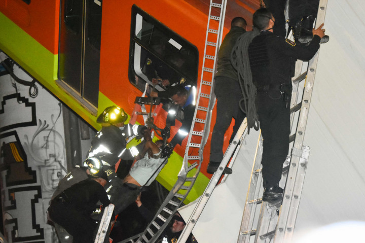 Korban meninggal dunia dalam kecelakaan robohnya jembatan layang jalur metro Mexico City bertambah menjadi 23 orang. 