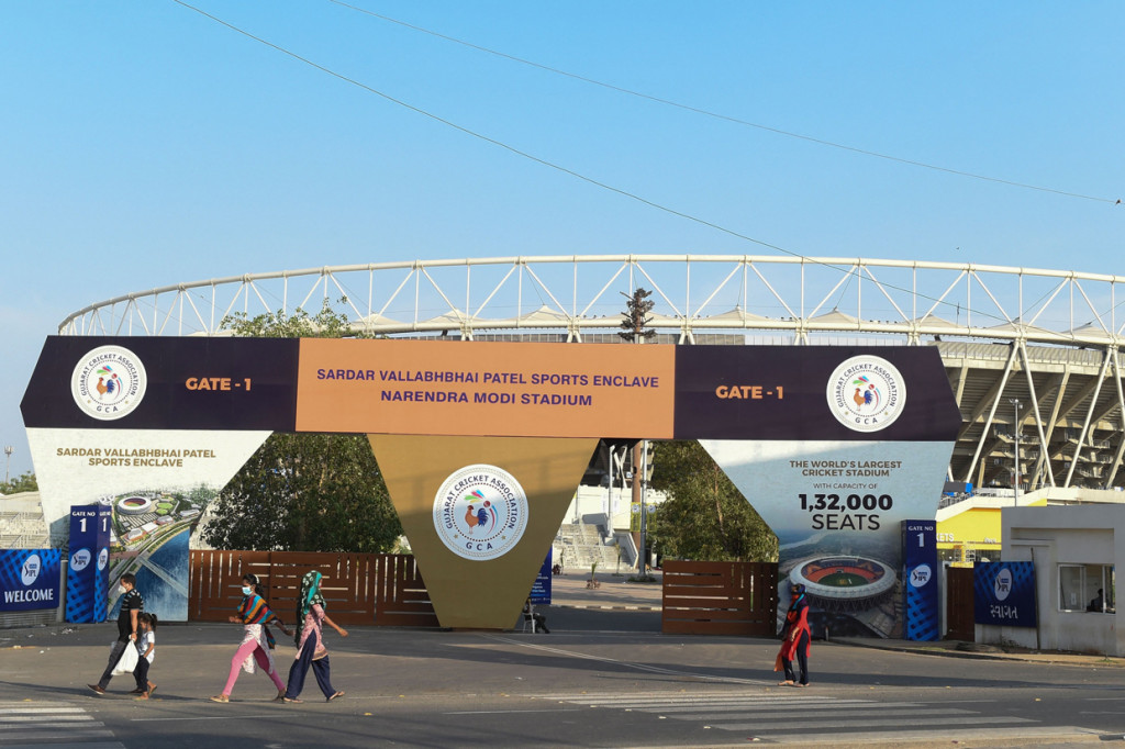 Liga Premier Kriket India ditangguhkan tanpa batas waktu pada Selasa, 4 Mei 2021, setelah sejumlah pemain dan staf di tiga klub dinyatakan positif Covid-19.