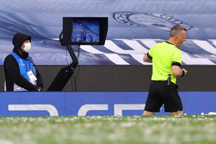 Pertandingan berlangsung panas sejak sepak mula dan wasit Bjorn Kuipers sempat menunjuk titik putih atas dugaan handball Olexander Zinchenko di dalam kotak penalti City pada menit keenam. Namun, keputusan itu segera dibatalkannya, setelah wasit diinstruksikan VAR untuk meninjau tayangan ulang di monitor tepi lapangan dan mendapati bola mengenai pundak Zinchenko.