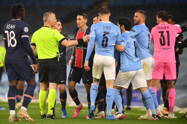 Kegagalan demi kegagalan yang diderita PSG berujung pada frustrasi yang mendera Di Maria pada menit ke-69, ketika ia terlihat sengaja menginjak kaki Fernandinho saat mengambil bola lemparan ke dalam. Pelanggaran tersebut berbuah kartu merah.