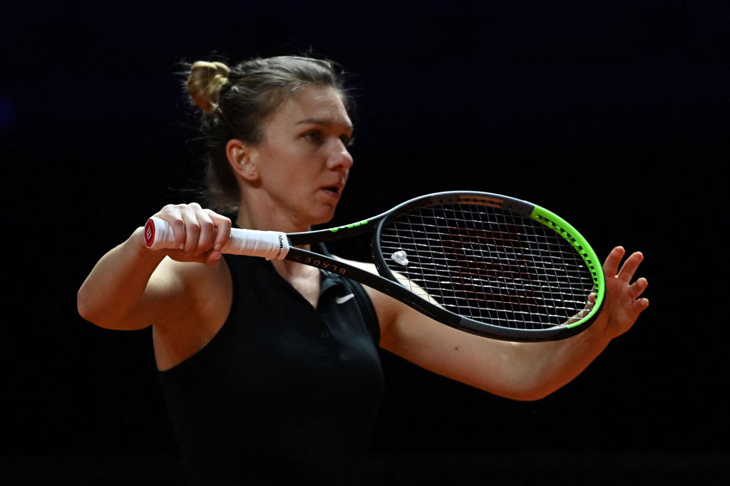 Mertens menyingkirkan unggulan ketiga tersebut dengan skor 4-6, 7-5, 7-5 dalam waktu dua jam dan 34 menit, untuk mencatatkan rekor pertemuan dengan Halep menjadi 1-4.
