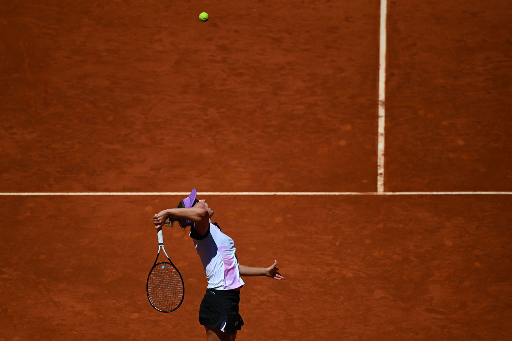 Selanjutnya di perempat final, Mertens akan bertemu unggulan kelima Aryna Sabalenka yang mengalahkan Jessica Pegula 6-1, 6-2 di babak ketiga. 