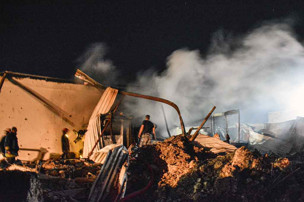 Asap masih mengepul pascaserangan udara Israel ke wilayah timur laut Suriah, Selasa, 4 Mei 2012 dini hari waktu setempat.