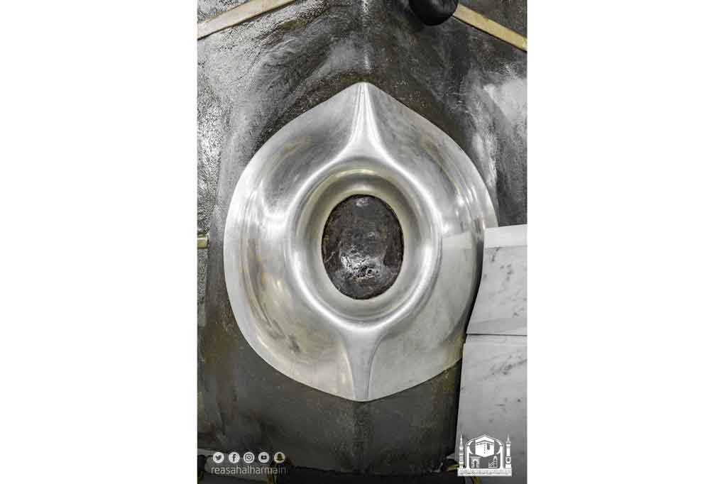 Hajar Aswad terletak di sudut timur Kakbah dan terlihat seperti satu batu yang terlindung dalam bingkai perak. Tetapi sebetulnya Hajar Aswad terdiri dari delapan batu kecil yang digabung dengan frankincense Arab.