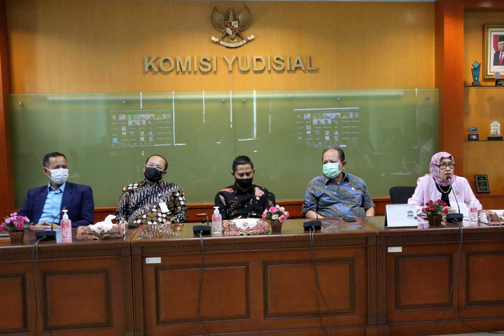 KY mengumumkan 45 orang calon hakim agung lolos seleksi kualitas dan para hakim tersebut akan mengisi 13 formasi hakim yang dibutuhkan Mahkamah Agung (MA).