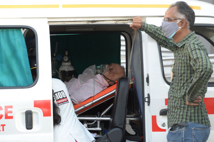 Banyak orang meninggal di ambulans dan tempat parkir mobil saat menunggu mendapat tempat tidur rumah sakit atau oksigen.