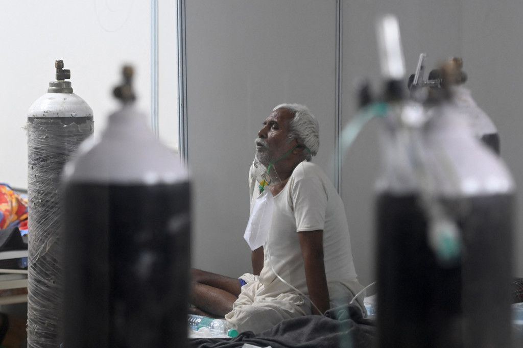 Lonjakan virus Korona di India yang sangat menular telah menyebabkan rumah sakit kehabisan tempat tidur dan oksigen.