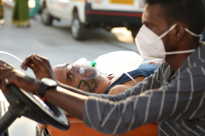 Krisis Korona di India terus memburuk. Kematian akibat Covid-19 di India bahkan mencapai rekor 3.780 kematian dalam 24 jam terakhir, sehari setelah India menjadi negara kedua di dunia setelah Amerika Serikat yang melewati tonggak sejarah 20 juta kasus infeksi virus Korona.