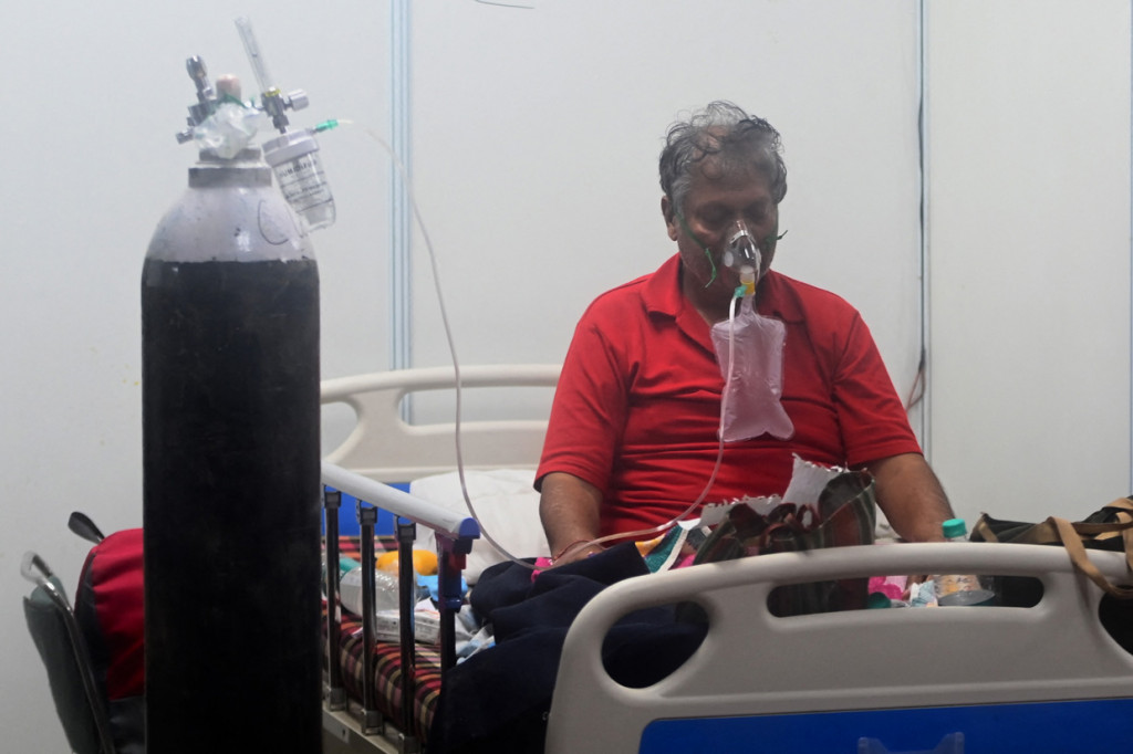 Lonjakan infeksi di India bertepatan dengan penurunan drastis dalam vaksinasi karena masalah pasokan dan pengiriman.
