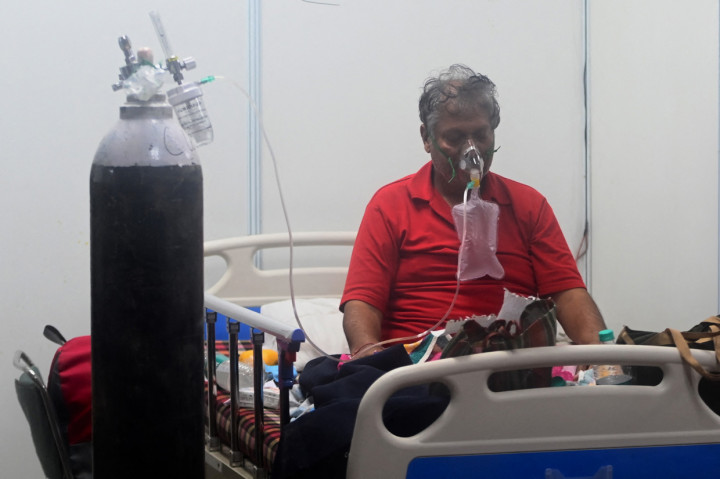 Lonjakan infeksi di India bertepatan dengan penurunan drastis dalam vaksinasi karena masalah pasokan dan pengiriman.
