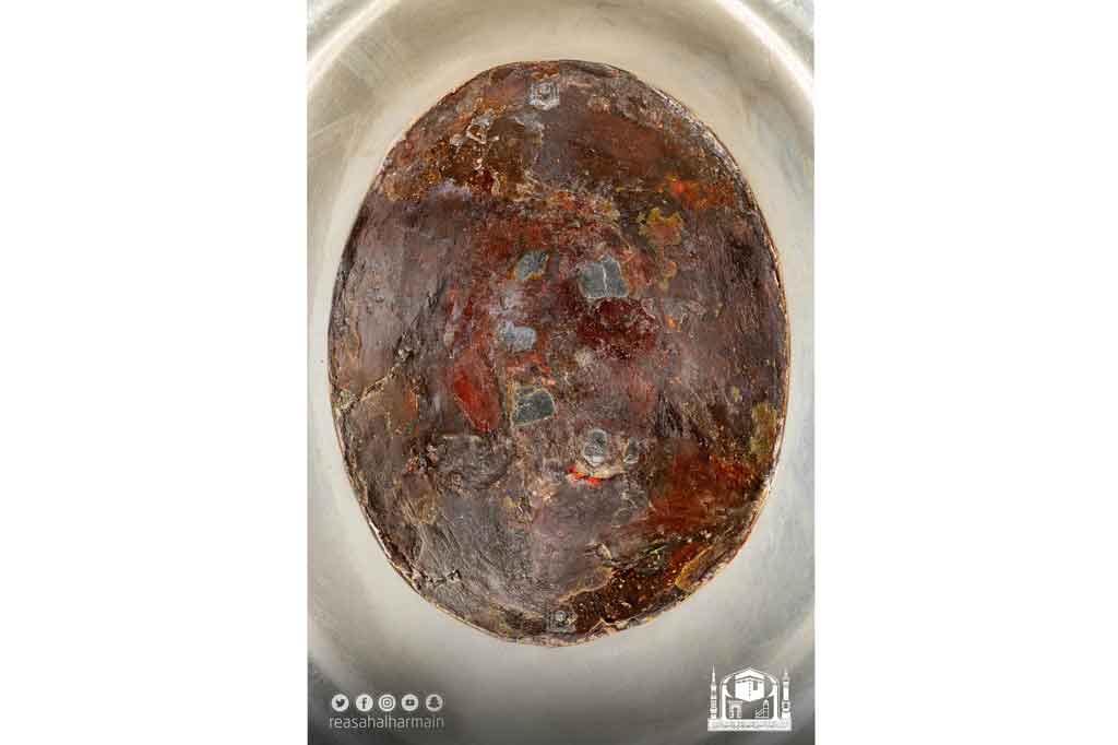 Presidensi Umum Urusan Dua Masjid Suci Arab Saudi baru-baru ini mendokumentasikan foto Hajar Aswad di Kakbah dalam Masjidil Haram menggunakan teknik fokus panorama bertumpuk.