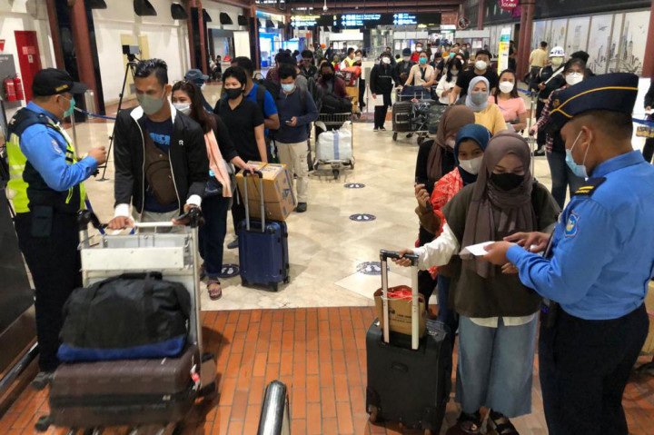Antrean panjang tampak di Bandara Soekarno-Hatta, Tangerang. Hari ini, 5 Mei 2021, tepat sehari sebelum pemberlakuan pelarangan mudik, bandara dipenuhi orang dengan bawaan yang banyak. Banyak juga yang membawa anak-anak.