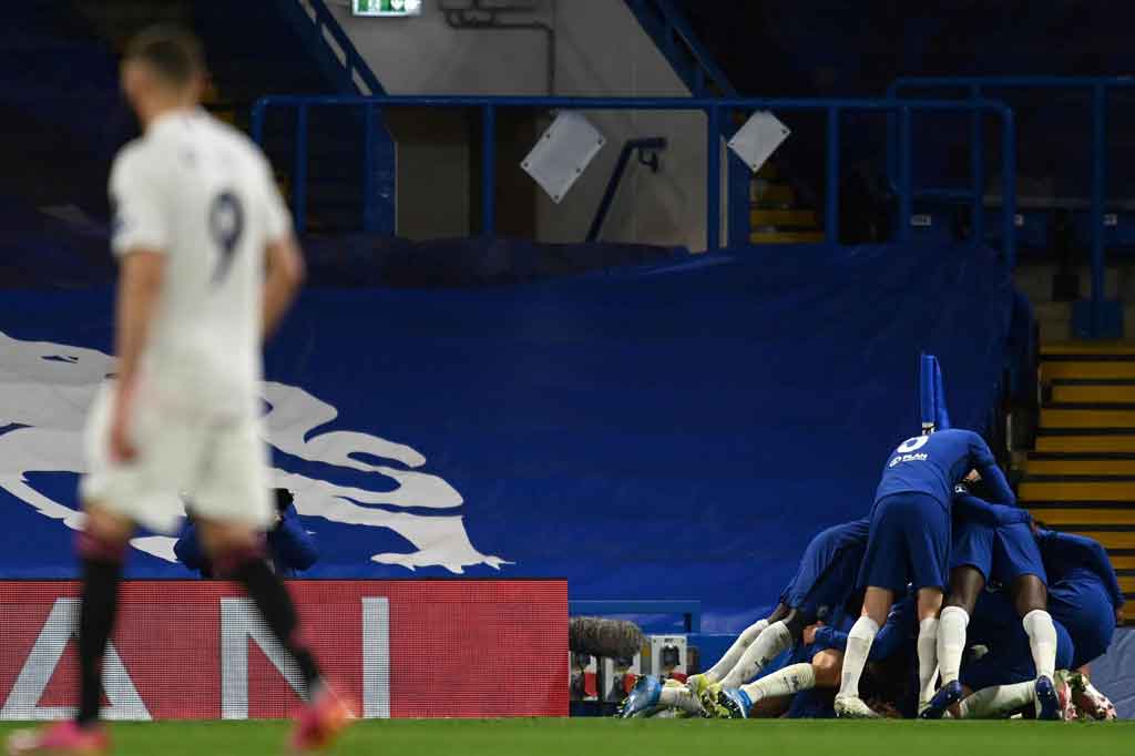 Lima menit jelang bubaran, Chelsea mengunci tiket final mereka saat Christian Pulisic mengirimkan umpan tarik matang yang diselesaikan sempurna oleh Mason Mount demi menggandakan keunggulan tuan rumah atas Real Madrid. 