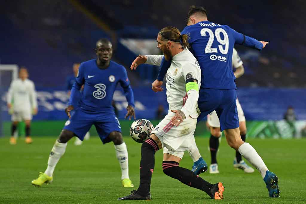 Kendati Los Blancos kembali diperkuat oleh kaptennya, Sergio Ramos, yang baru tampil lagi sejak cedera pada pertengahan Maret, Chelsea mampu tampil merepotkan lini pertahanan tamunya sepanjang laga. 
