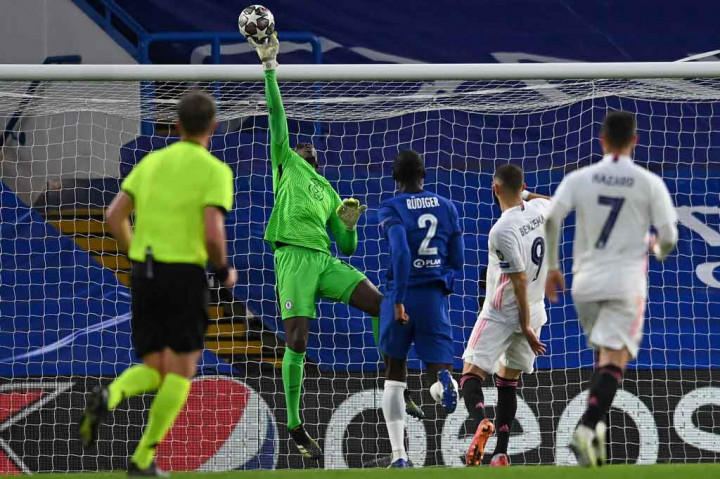 Tim tamu hampir menyamakan kedudukan pada menit ke-35. Namun sekali lagi Mendy tampil gemilang untuk mementahkan tandukan Benzema ke atas mistar gawang.  