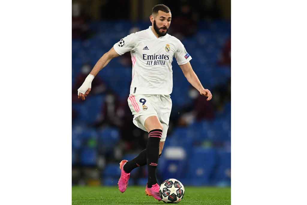 Real Madrid nyaris memimpin pada menit ke-26 lewat aksi Karim Benzema. Sayang tendangan tajam penyerang asal Prancis itu bisa dimentahkan oleh kiper Edouard Mendy.