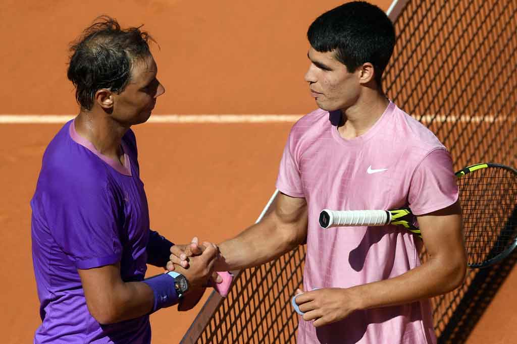 Rafael Nadal memulai kampanyenya merebut gelar Madrid Open keenam kalinya usai meraih kemenangan mudah atas petenis muda Carlos Alcaraz di babak 32 besar, Rabu, 5 Mei 2021 waktu setempat.