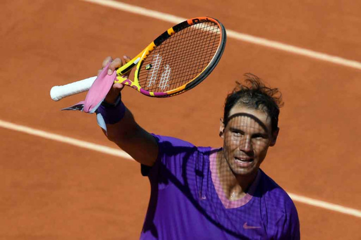 Nadal yang kembali berstatus nomor dua dunia pekan lalu setelah menggilas Stefanos Tsitsipas dalam final di Barcelona, dengan mudah menaklukkan petenis berusia 18 tahun tersebut dengan skor 6-1, 6-2 dalam waktu satu jam 17 menit.