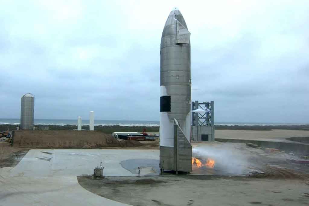 

SpaceX berhasil mendaratkan prototipe roket Starship di pangkalan Boca Chica, Texas pada upaya kelima, Rabu, 5 Mei 2021 waktu setempat.