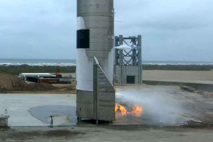 Pendaratan Starship belum cukup sempurna, dengan api kecil menyala di dasar pesawat luar angkasa setinggi 50 meter (160 kaki) tersebut tak lama setelah mendarat.  Api dengan cepat dipadamkan dengan meriam air.