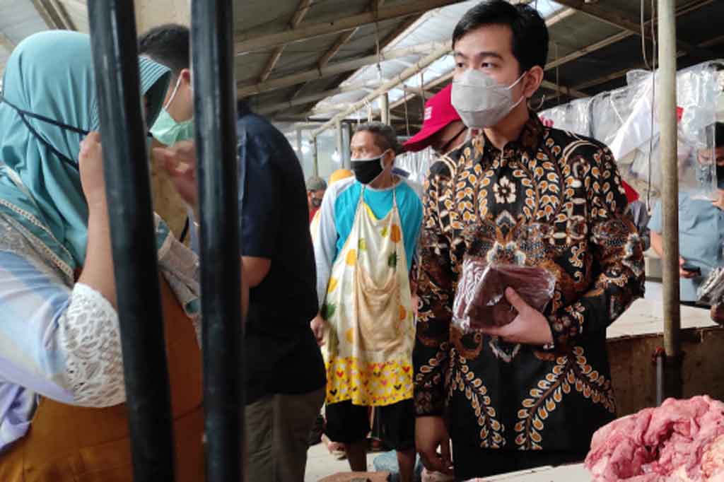 Wali Kota Gibran Rakabuming Raka berbincang dengan pedagang saat melakukan pengecekan harga kebutuhan pokok menjelang Hari Raya Idul Fitri di Pasar Nusukan, Surakarta, Jawa Tengah, Kamis, 6 Mei 2021.