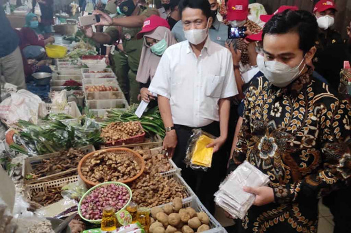 Gibran menyatakan bahwa warga tidak perlu panik karena harga kebutuhan pokok di pasar utama Kota solo tidak ada kenaikan berarti dan stok mencukupi.