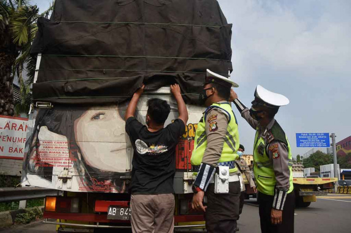 Direktorat Lalu Lintas (Dirlantas) Polda Metro Jaya mulai melakukan penyekatan jalan tol di sejumlah titik, seiring dengan diberlakukannya larangan mudik oleh Pemerintah mulai 6 Mei sampai 17 Mei 2021.