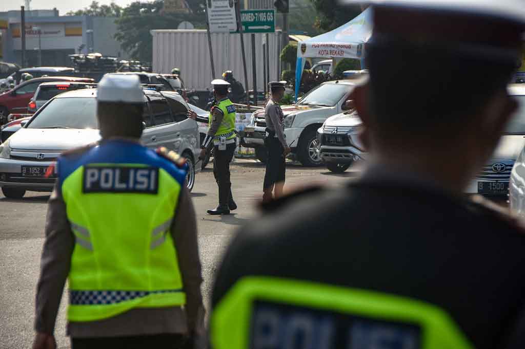 Lalu tiga jalan arteri non tol, yakni Harapan Indah Bekasi Kota, Jati Uwung Tangerang Kota, dan Kedung Waringin Bekasi Kabupaten, kemudian tiga terminal bus, yakni Terminal Pulogebang, Kampung Rambutan, dan Terminal Kalideres.