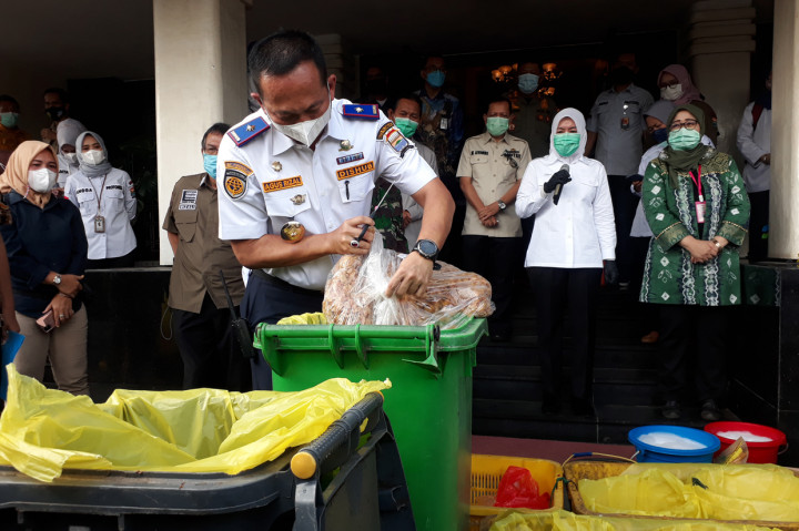 Pemkot Palembang bersinergi dengan Balai Besar Pengawasan Obat dan Makanan di Palembang mengecek dan melakukan inspeksi dadakan ke sejumlah pasar tradisional dan supermarket. Dan hasilnya, ditemukan banyak pangan yang mengandung formalin menyebar luas bahkan sudah banyak yang terjual bebas ditengah masyarakat.