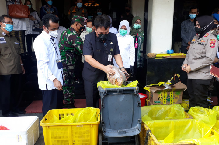 Pemusnahan pangan yang mengandung formalin di halaman Kantor Wali Kota Palembang, Kamis, 6 Mei 2021.