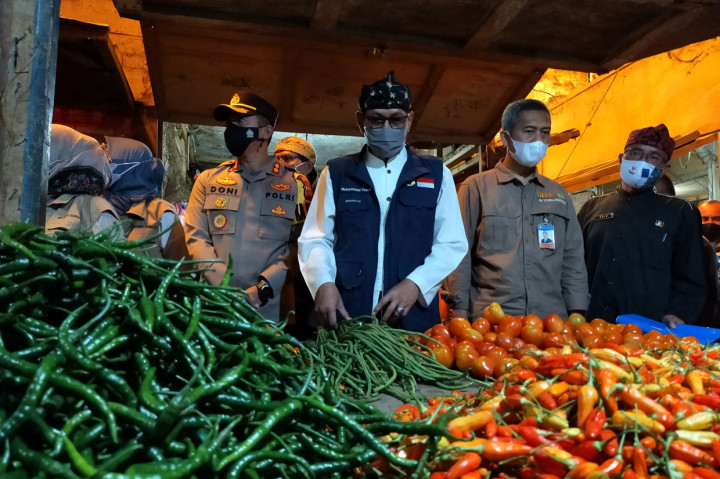 Pelaksana Tugas (Plt) Wali Kota Tasikmalaya, Muhammad Yusuf mengatakan, jelang lebaran semua kebutuhan pokok di pasar Cikurubuk harganya stabil dan tidak ada kenaikan yang cukup signifikan tapi untuk harga cabai merah domba semula dijual seharga Rp 17 ribu per kg menjadi Rp 120 per kg tapi untuk sekarang ini dijual Rp 50 ribu per kg. Namun, kebutuhan lainnya masih normal dan tidak ada kenaikan.