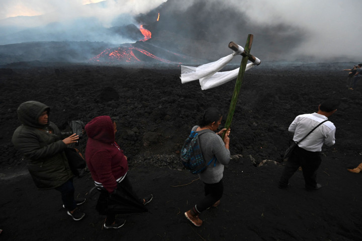 Warga menggelar doa untuk penurunan aktivitas gunung tersebut.
