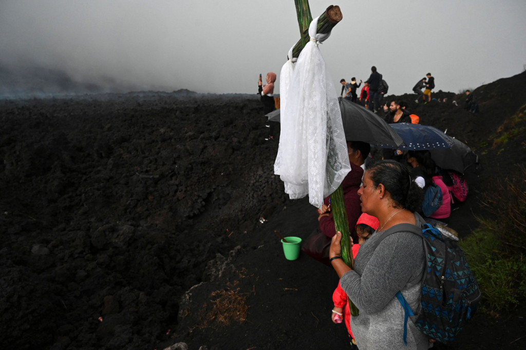 Umat Katolik mengambil bagian dalam ziarah untuk berdoa bagi penurunan aktivitas gunung berapi Pacaya, di San Vicente Pacaya, Guatemala, Rabu, 5 Mei 2021, waktu setempat. 