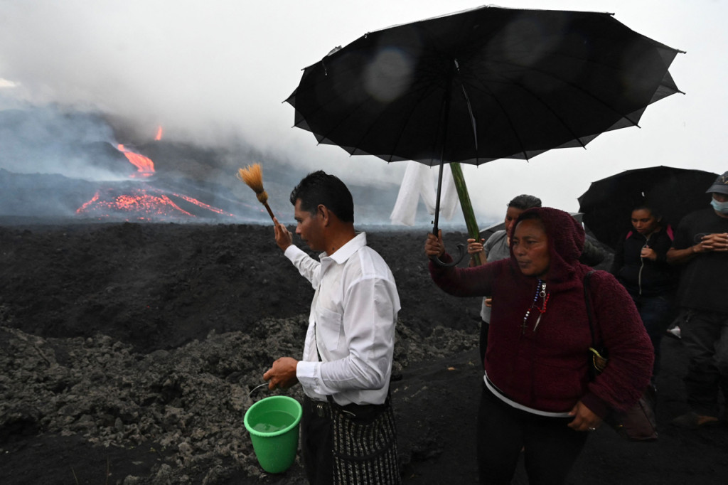 Gunung berapi Pacaya hanya berjarak 50 kilometer dari ibu kota Guatemala.  
