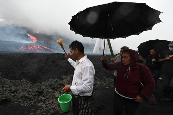 Gunung berapi Pacaya hanya berjarak 50 kilometer dari ibu kota Guatemala.  