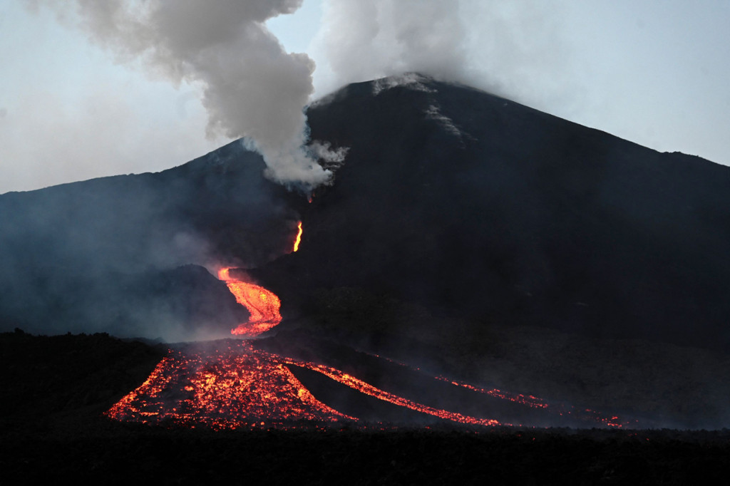 Lahar panas masih mengalir dari puncak gunung. 