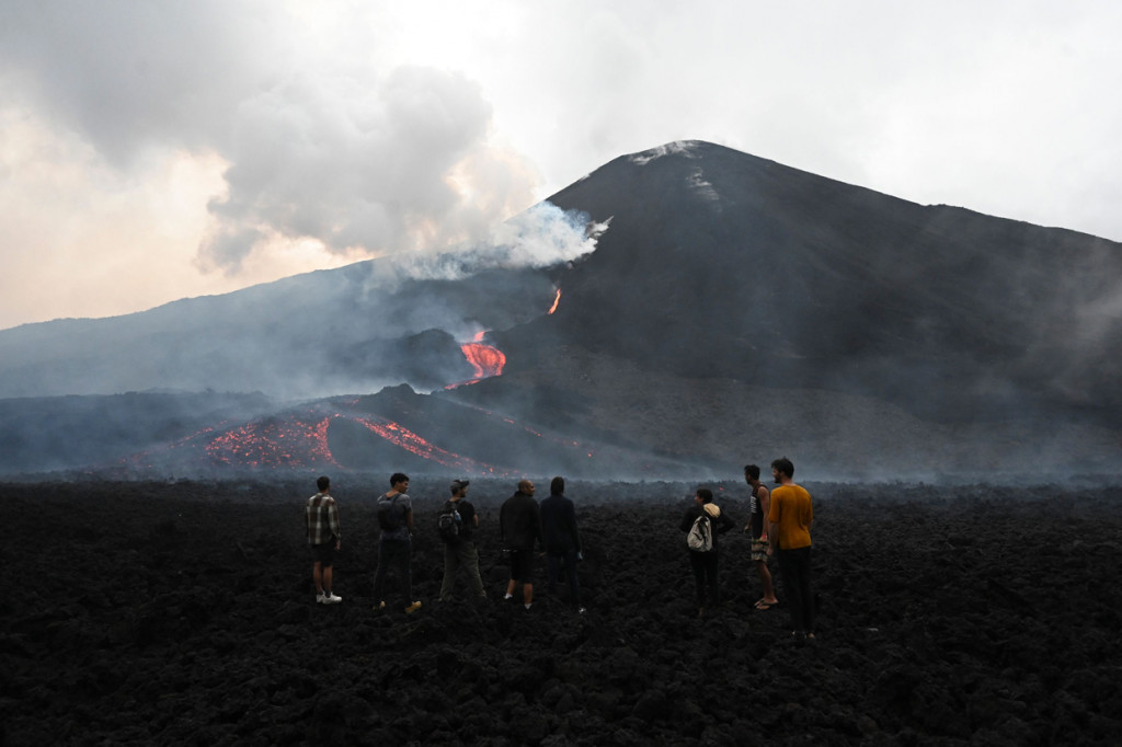 Gunung berapi ini telah aktif sejak awal Februari lalu. Hingga sekarang aktivitas Gunung Pacaya masih sangat tinggi.   