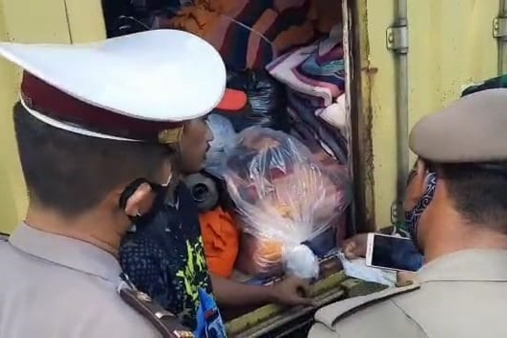 Para pemudik mulai melakukan berbagai cara supaya bisa melintasi di beberapa pos penjagaan polisi selama melewati perjalanan untuk bisa pulang kampung.