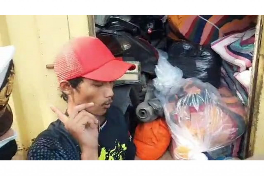 Petugas secara langsung, menemukan seorang pria bersama motornya disembunyikan dalam sebuah mobil box pengangkut gulungan kain.