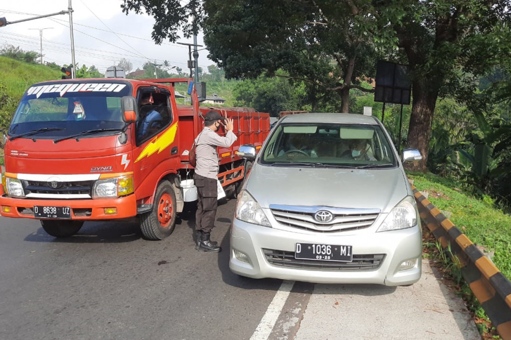 Namun, pemerintah telah menetapkan larangan mudik di masa pandemi Covid-19 diberlakukan pada 6-17 Mei 2021 hingga ratusan kendaraan pribadi, motor dan travel telah diputarbalikan.