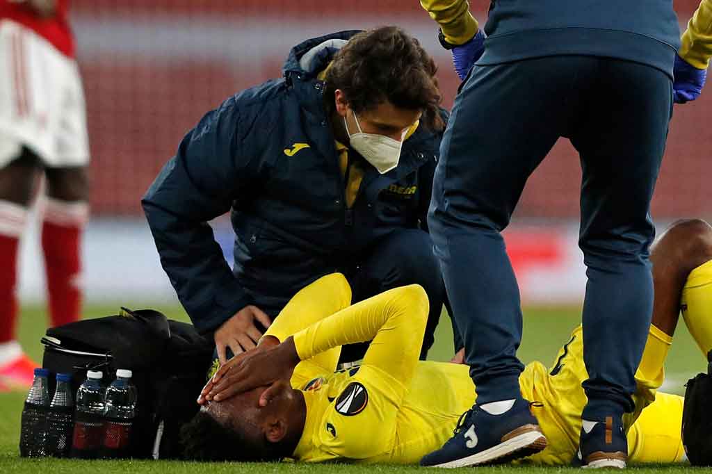 Pada menit ke-30, Villarreal sedikit mendapat kerugian ketika Chukwueze ditarik keluar digantikan Yeremi Pino, setelah hampir dua menit terkapar tampak mengerang kesakitan di tengah lapangan.