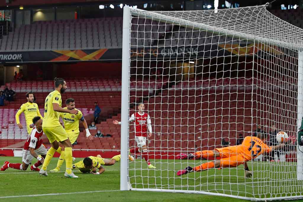 Pada menit ke-79, tiang gawang kembali menggagalkan peluang Aubameyang. Sundulan Aubameyang menyambut umpan silang Hector Bellerin masih membentur tiang gawang sebelum disapu oleh Raul Albiol. 