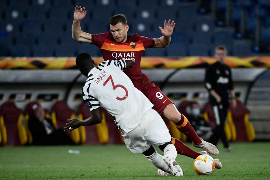 Bermain di Stadion Olimpico Roma, kedua kesebelasan tampil terbuka sejak awal laga. Beberapa peluang tercipta namun belum berbuah gol.