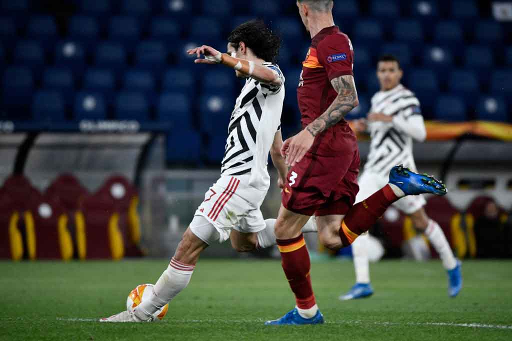 Pada menit ke-39 MU akhirnya berhasil membuka keunggulan di laga kali ini lewat sebuah serangan balik yang diakhiri tembakan keras Edinson Cavani menyambut umpan kiriman Fred. 